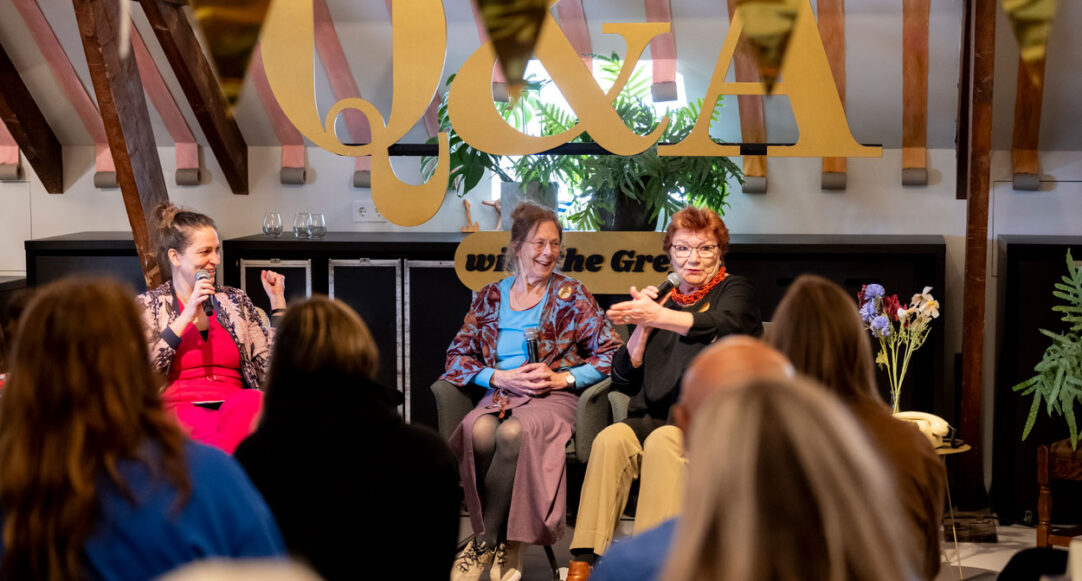 senioren in gesprek met studenten